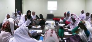 دكتور فاليريو باستوري مع القابلات أثناء التدريب